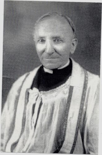 Padre Wróbel nos Estados Unidos, foto extraída de revista da paróquia em que atuou, na Pensilvânia.